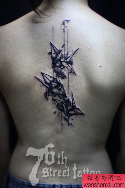 美女后背精美流行的千纸鹤纹身图案