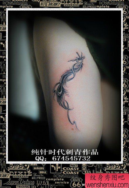 女生腿部唯美流行的黑白羽毛纹身图案