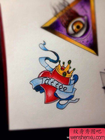 一幅小巧流行的爱心纹身手稿