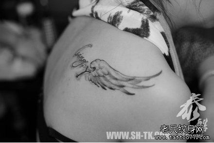 女生肩膀处唯美流行的小翅膀纹身图案