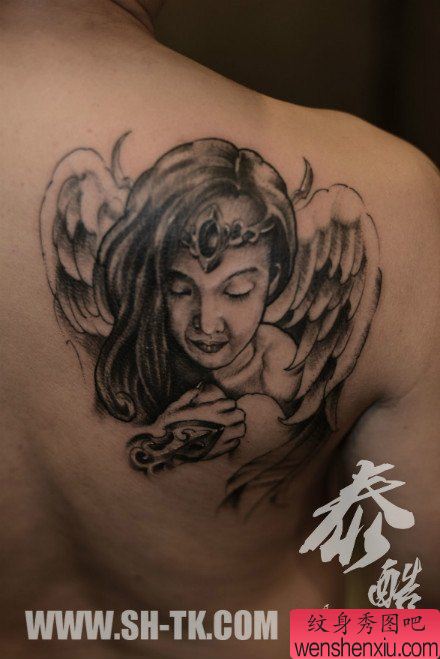 男生肩背漂亮唯美的天使纹身图案