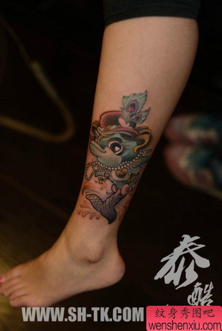 女生腿部流行的海豚纹身图案