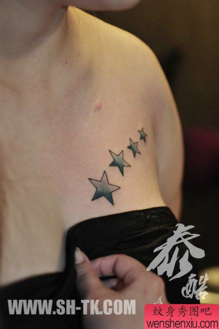 美女胸部流行精美的五角星纹身图案