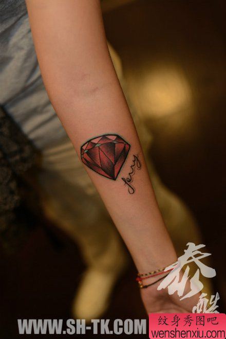 手臂小巧流行的钻石纹身图案