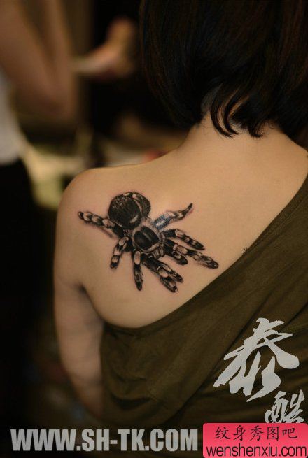 女生肩背流行流行的蜘蛛纹身图案