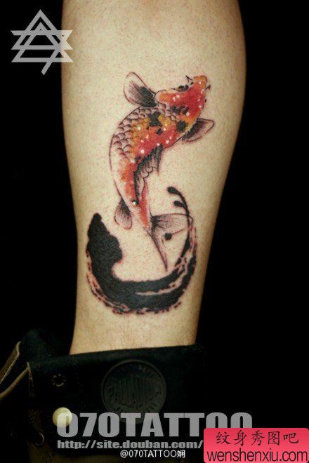 女生腿部小巧流行的小鲤鱼纹身图案