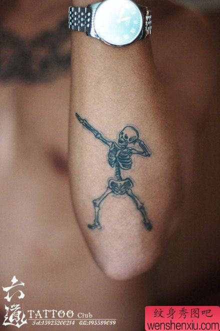 手臂流行流行的一幅小骷髅纹身图案