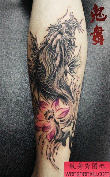 腿部流行很酷的一幅鳌鱼纹身图案