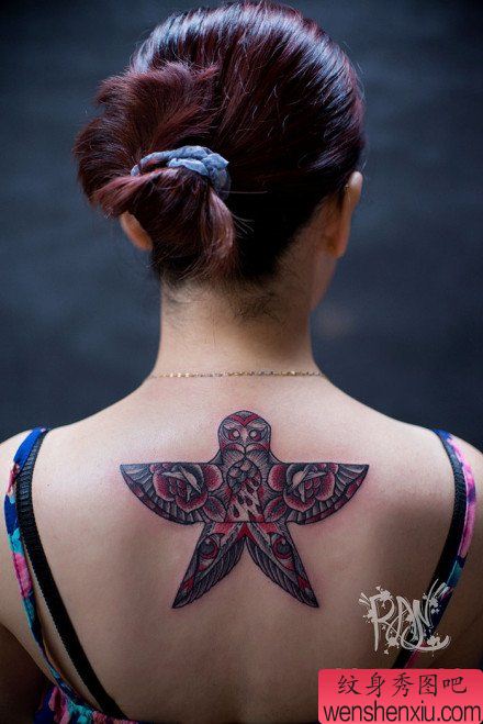 女生手臂精美流行的燕子风筝纹身图案