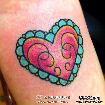 一幅小巧好看的爱心纹身图案