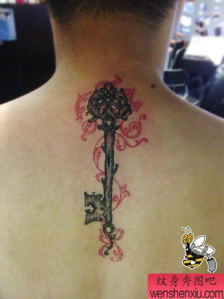 男生后背流行经典的钥匙纹身图案
