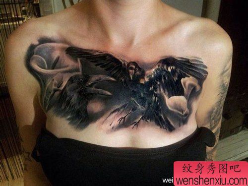 女生胸前流行帅气的乌鸦纹身图案