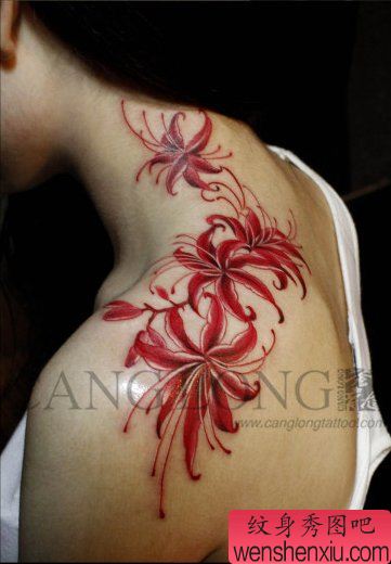 女生肩膀处流行精美的彼岸花纹身图案