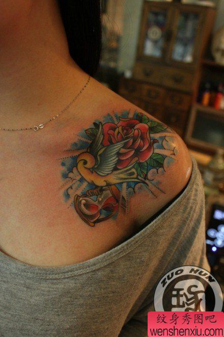 女生肩膀处精美流行的小燕子与玫瑰花纹身图案