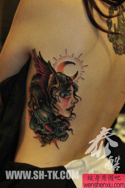 女生侧腰漂亮流行的美女与骷髅纹身图案