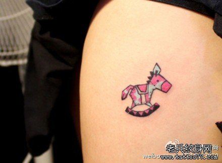 女生腿部小巧流行的小木马纹身图案