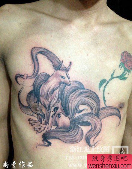 男生前胸经典帅气的九尾狐纹身图案