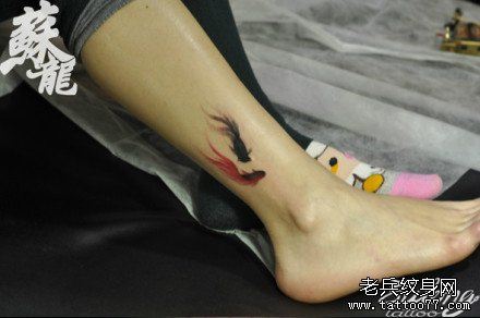 女生腿部小巧精美的小金鱼纹身图案
