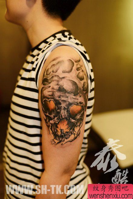 流行精美的一幅骷髅纹身图案