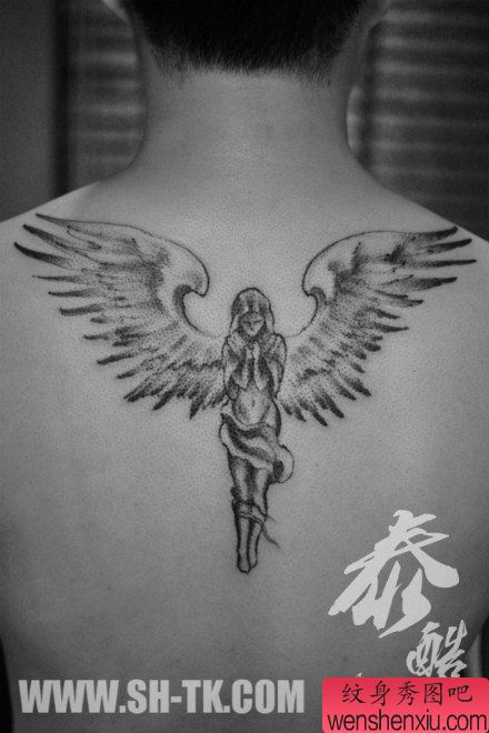 后背流行经典的黑白天使纹身图案