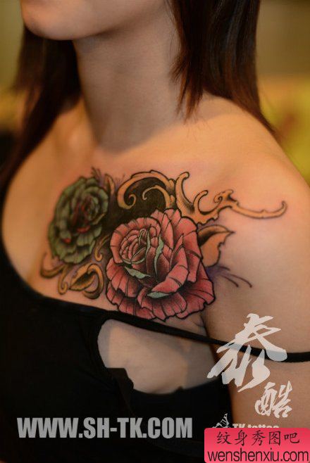 女生胸前一幅玫瑰花纹身图案