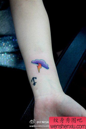 女生手腕小巧的乌云闪电纹身图案