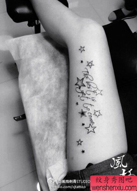 女生腿部唯美的花体字母纹身图案