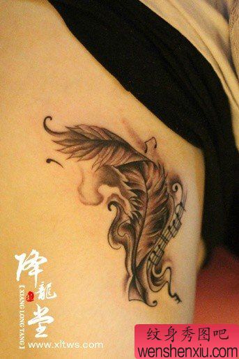 女生腿部唯美的羽毛音符纹身图案