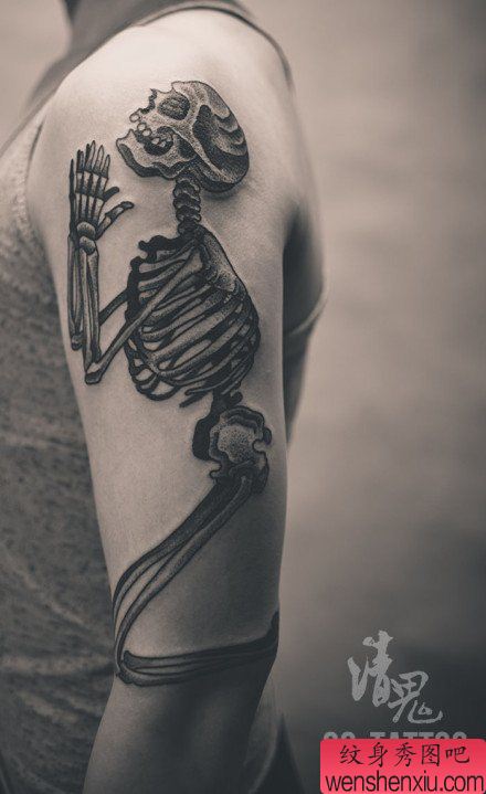 手臂帅气经典的祈祷的骷髅纹身图案