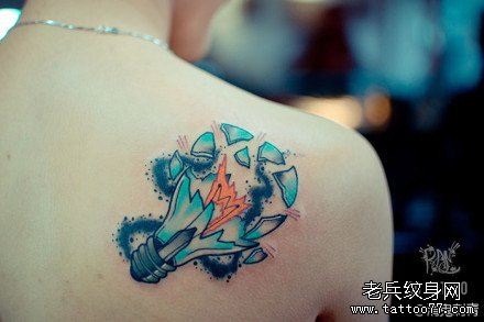 男生肩背流行流行的灯泡纹身图案