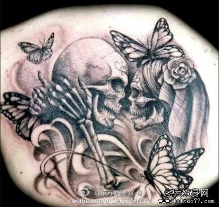 流行很帅的一幅骷髅夫妻纹身图案