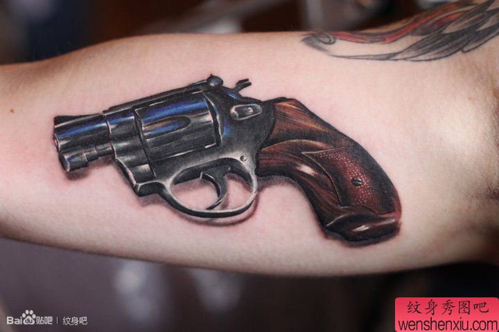 一幅非常写实的左轮手枪纹身作品