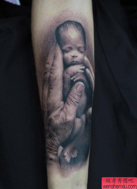 小臂上一幅可爱的婴儿纹身图片