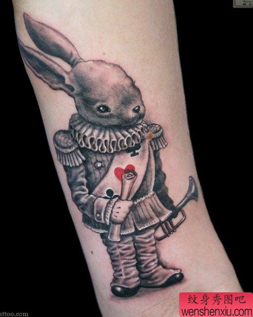 小臂上一幅个性小兔纹身图片