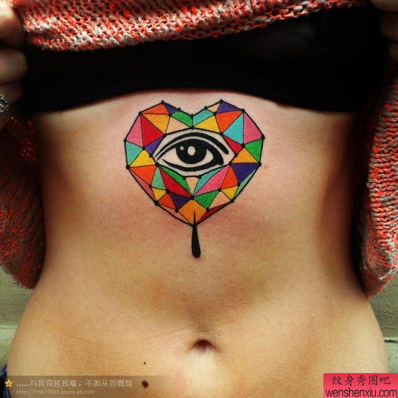 美女腹部一幅彩色爱心纹身作品