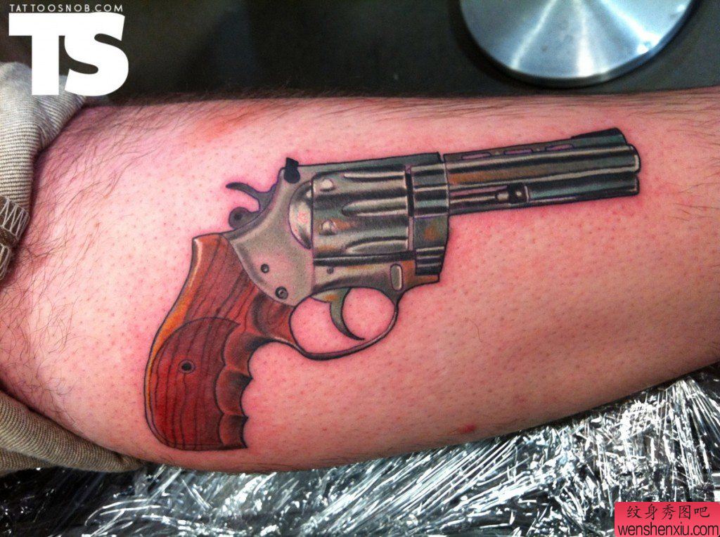 小腿上一幅逼真的左轮手枪