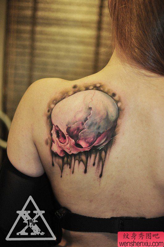 美女后背的一幅彩色骷髅纹身图案