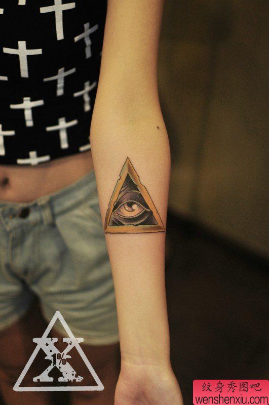 一幅精致的上帝之眼纹身图案