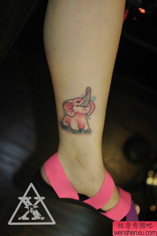 脚踝上一幅可爱小象纹身图片