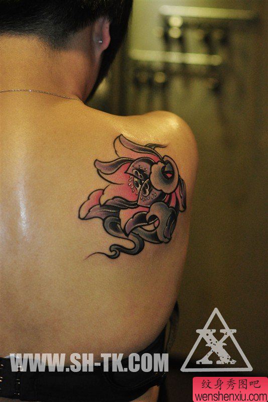 美女后背上一幅莲花纹身图案3