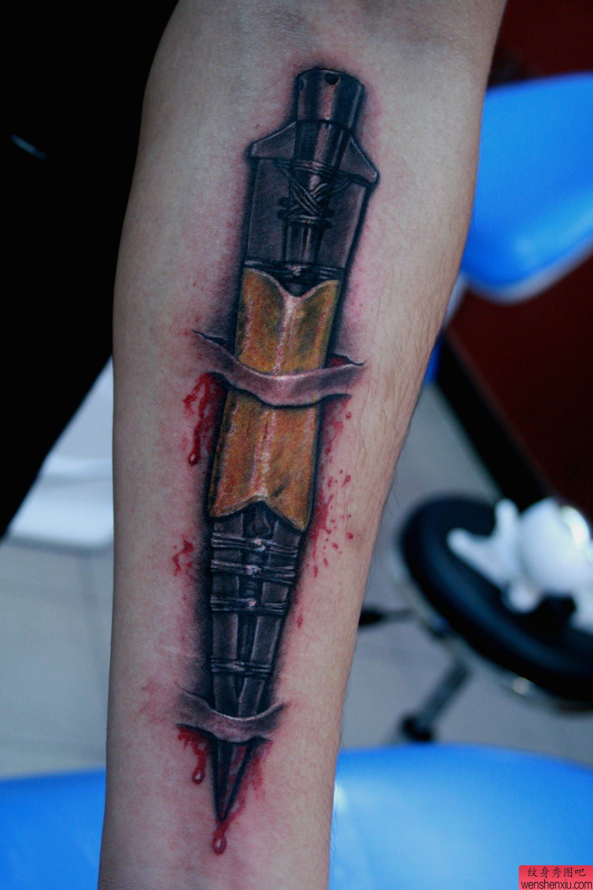 一幅非常写实的穿皮匕首纹身图案