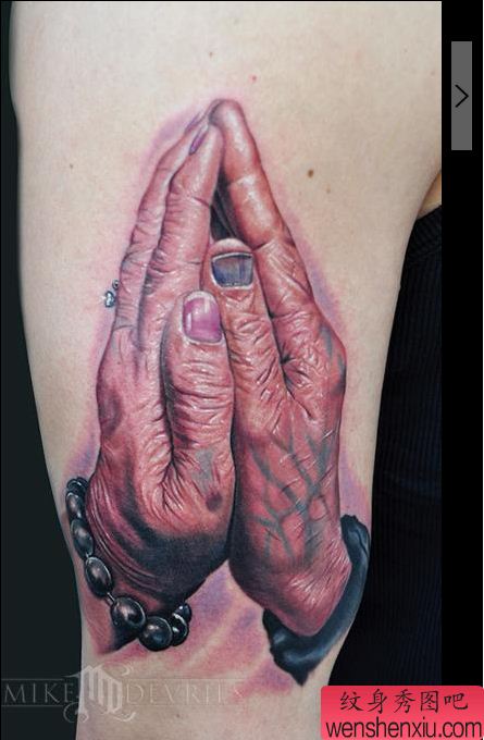 大臂上一幅老人祈祷手纹身图片