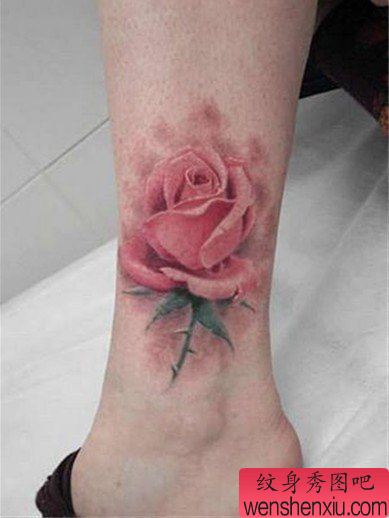 脚踝上一幅超立体的玫瑰花纹身作品