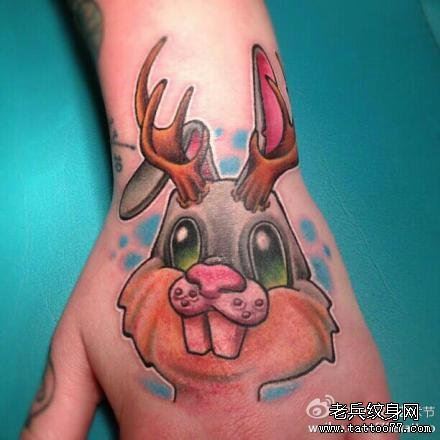 手背上一幅卡通兔子纹身作品