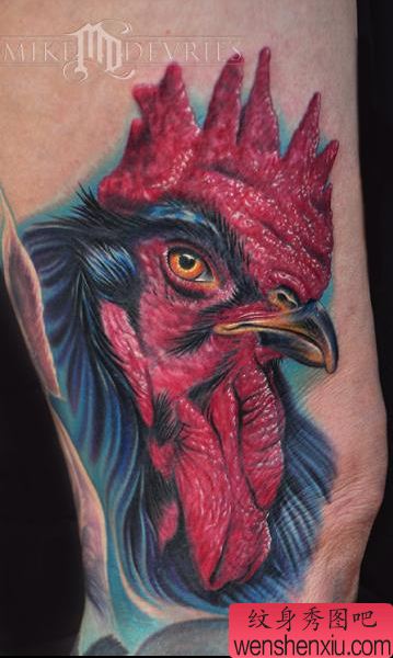 一幅超逼真的公鸡纹身作品