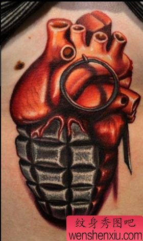 一幅个性的心脏手雷纹身图案