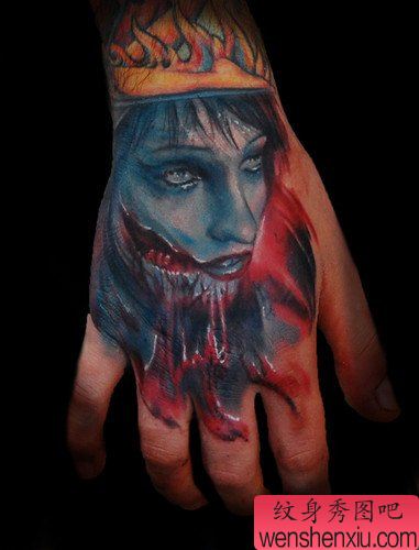 手背上一幅血腥肖像纹身作品