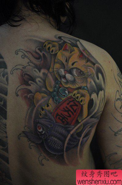 后背上一幅金色的招财猫纹身作品