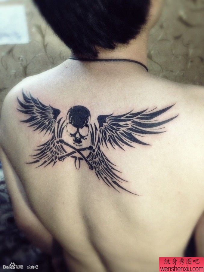 后背一幅图腾骷髅翅膀纹身作品