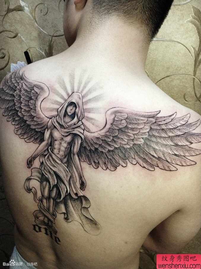 帅哥后背一幅漂亮的天神纹身图案